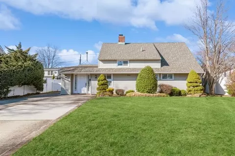 321 Acre Ln, Hicksville, NY 11801