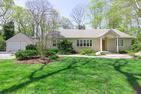 39 Roundabout Rd, Smithtown, NY 11787