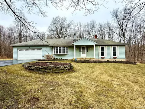 561 Tally Ho Rd, Mount Hope, NY 10940