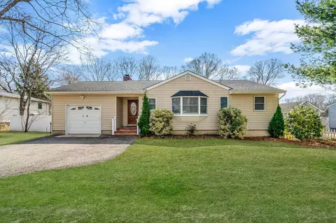 14 Renown St, Lake Grove, NY 11755