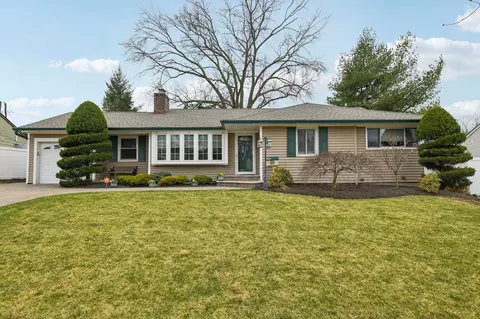 527 Davie St, Westbury, NY 11590
