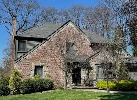 117 Aldershot Ln, North Hempstead, NY 11030
