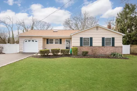 170 Officials Ave, Holbrook, NY 11741