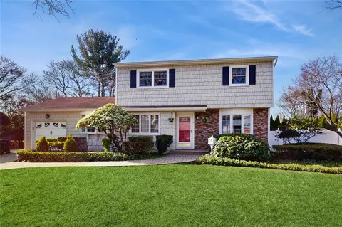 6 New Dorp Pl, Melville, NY 11747