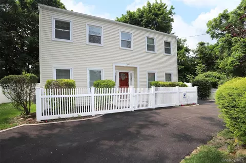 36 Rose St, Smithtown, NY 11787