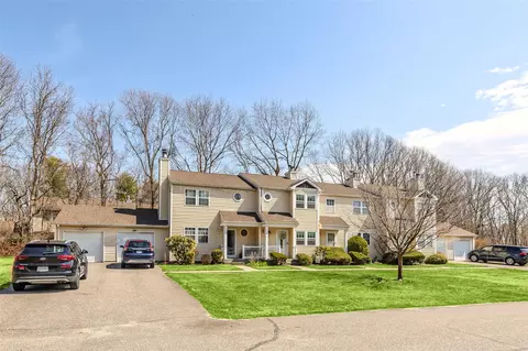 11 Kent Cmns, Yaphank, NY 11980