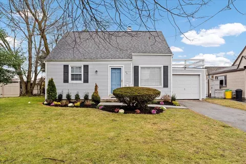49 Jedwood Pl, Valley Stream, NY 11581