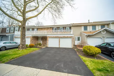 77 Aspen Dr W, Woodbury, NY 11797