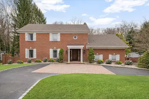 4 Redington Ct, Dix Hills, NY 11746