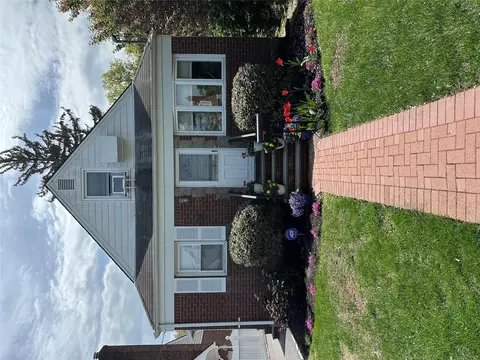 88 Dyckman Ave, North Hempstead, NY 11040