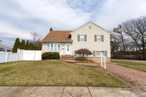 19 N Brittany Dr, Bethpage, NY 11714