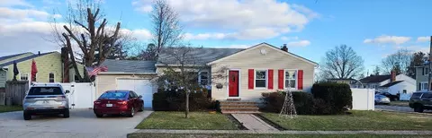 63 Spruce St, Hicksville, NY 11801