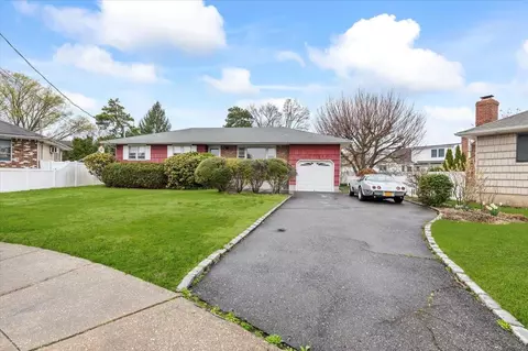 18 Troscher Ln, Bethpage, NY 11714