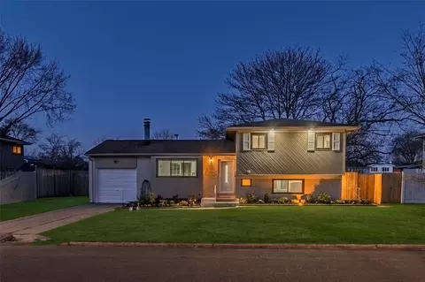 253 W 24th St, Deer Park, NY 11729