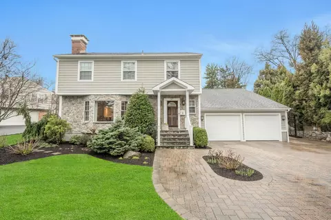 8 Hood Ct, Greenburgh, NY 10530