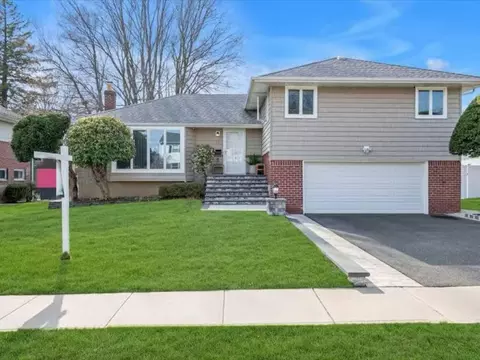 71 Melanie Ln, Syosset, NY 11791