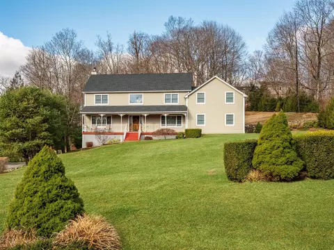 4 Oakridge Rd, North Salem, NY 10560