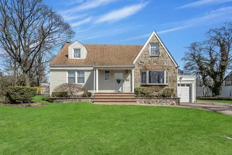 579 Dartmouth St, North Hempstead, NY 11590