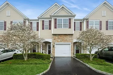 43 Torrey Pine Ln, Bay Shore, NY 11706