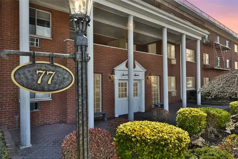77 S Park Ave #B16, Rockville Centre, NY 11570