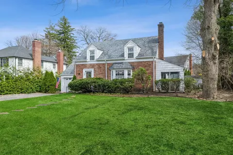 12 Orchard Meadow Rd, North Hempstead, NY 11596