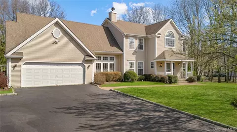 23 Varsity Blvd, Setauket, NY 11733