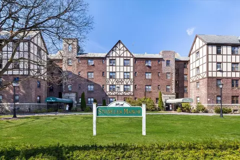 110 Stonelea Pl #2B, New Rochelle, NY 10801