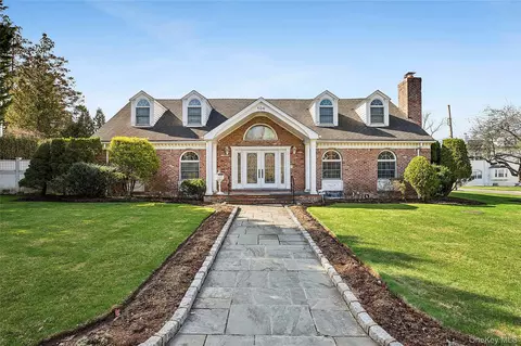 104 Grosvenor, Douglaston, NY 11363