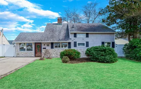25 Lotus Ln, North Hempstead, NY 11590