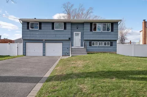 81 Andrew Ave, Islip Terrace, NY 11752