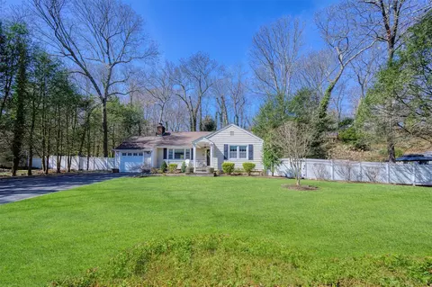 36 Cold Spring Hills Rd, Huntington, NY 11743