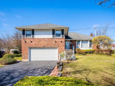 75 Larch Dr, North Hempstead, NY 11040
