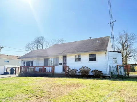 4 Mcclellan Ave, Bay Shore, NY 11706