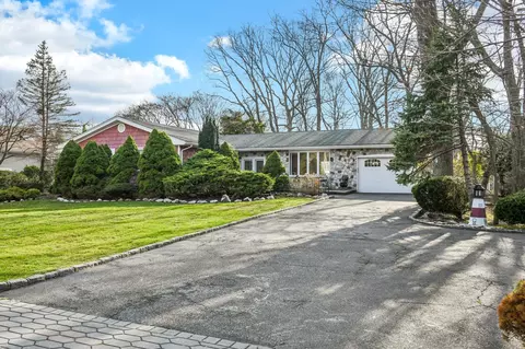 4 Feather Ln, Commack, NY 11725