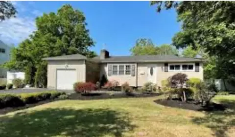 322 Livingston Ave, Babylon, NY 11702