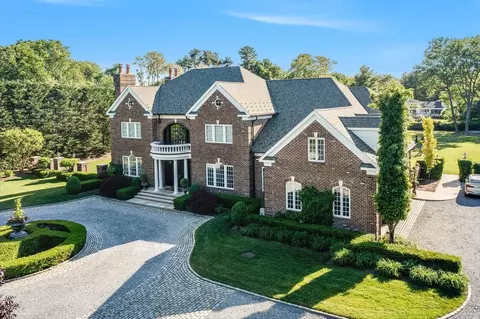 1 Peacock Ln, Glen Head, NY 11545