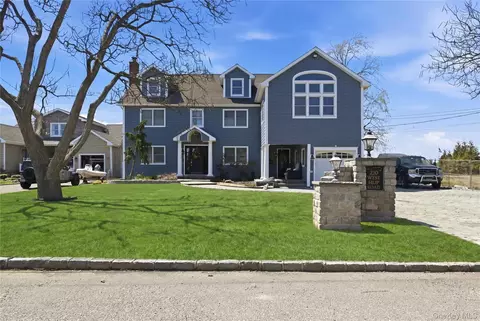 230 W Islip Rd, West Islip, NY 11795