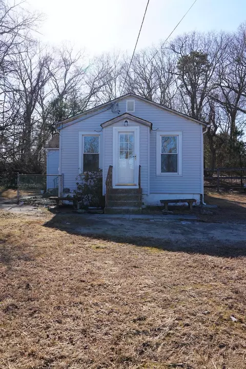 36 Barnes Rd, Manorville, NY 11949