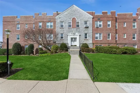 108 S Village Ave #3D, Rockville Centre, NY 11570