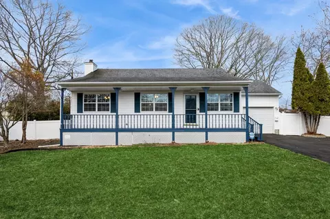 29 Rockledge Dr, Shirley, NY 11967
