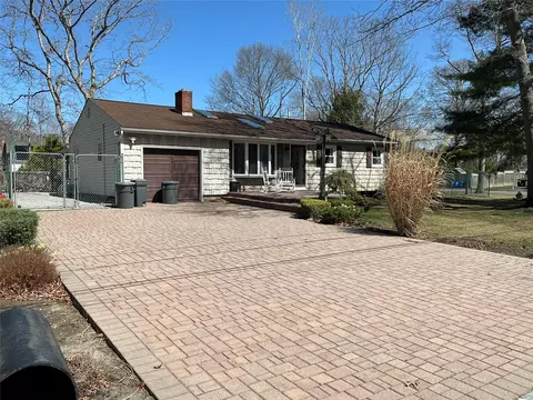 175 Crestwood Dr, Shirley, NY 11967