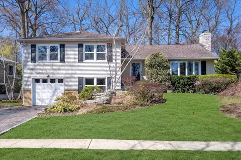37 Morewood Oaks, North Hempstead, NY 11050