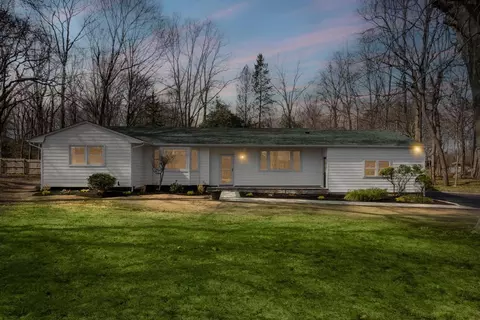 58 Oak St, Smithtown, NY 11787