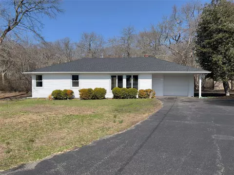 21 Case Ct, Sayville, NY 11782