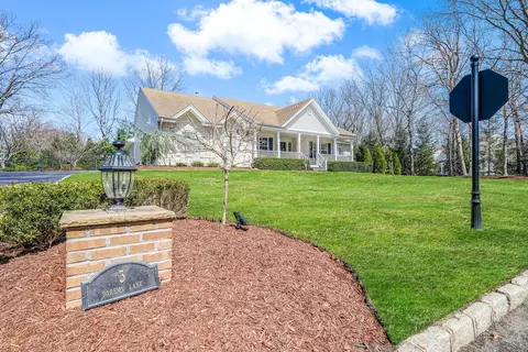 3 Daremy Ln, Setauket, NY 11733