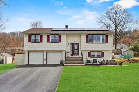 24 Pleasant Dr, Highland Mills, NY 10930