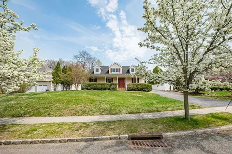 30 Black Gum Tree Ln, Kings Park, NY 11754