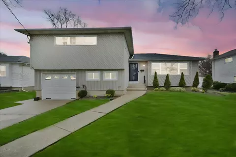 217 Walker St, Massapequa Park, NY 11762