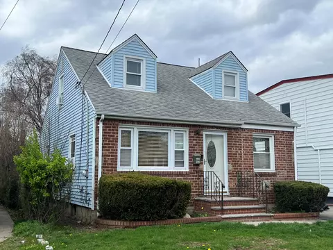 220 Raff Ave, Mineola, NY 11501