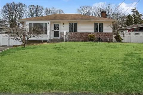 10 Bass Ct, Huntington, NY 11743